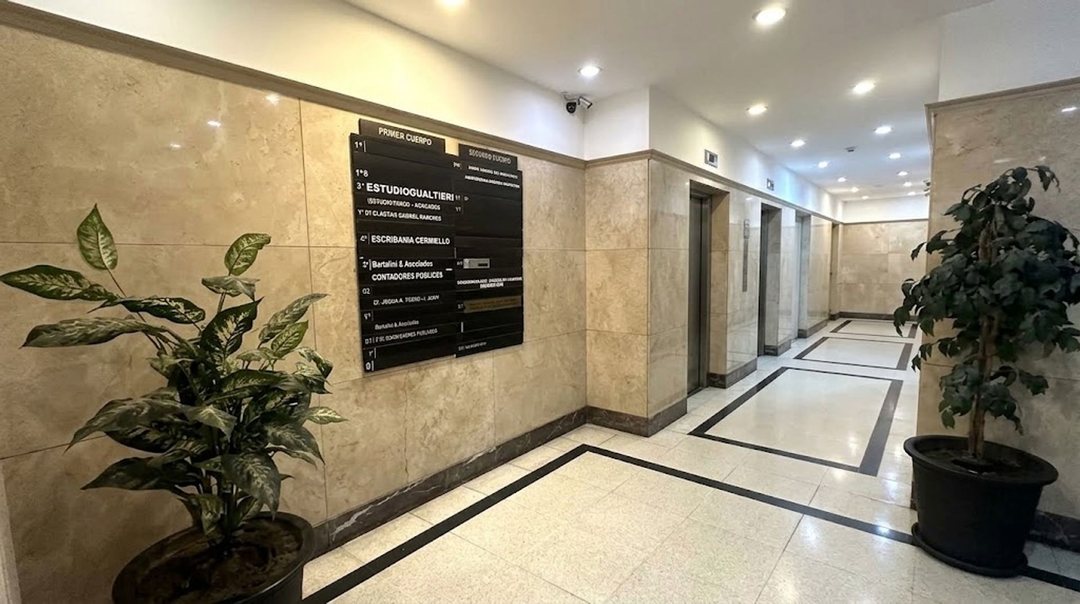 VENTA OFICINA SEMIPISO MICROCENTRO