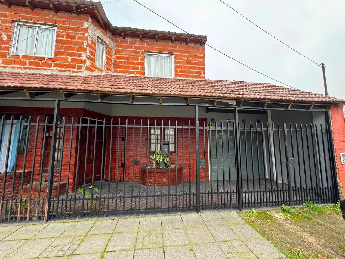 Casa de 6 ambientes en venta en San Miguel, Gutenberg 1700
