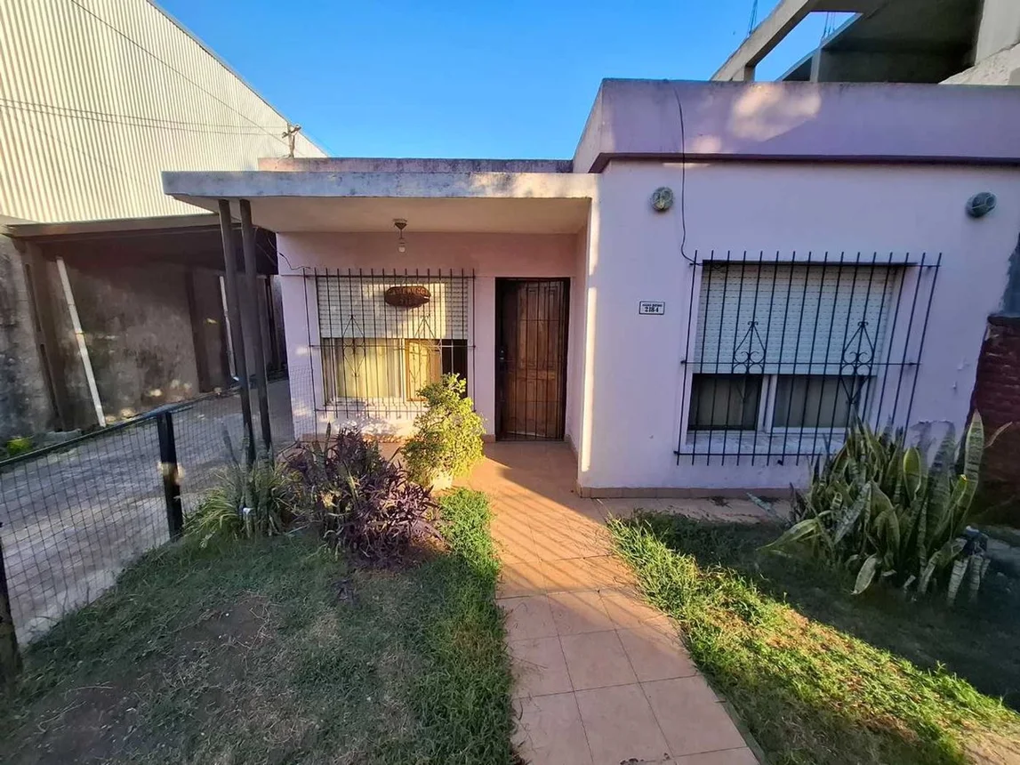Casa de 3 ambientes en venta en Ituzaingó, Agustín Camerucci 2100, foto 2