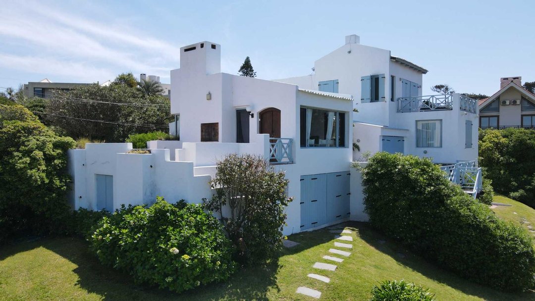 Venta Casa Montoya 1era. fila, ideal inversión.