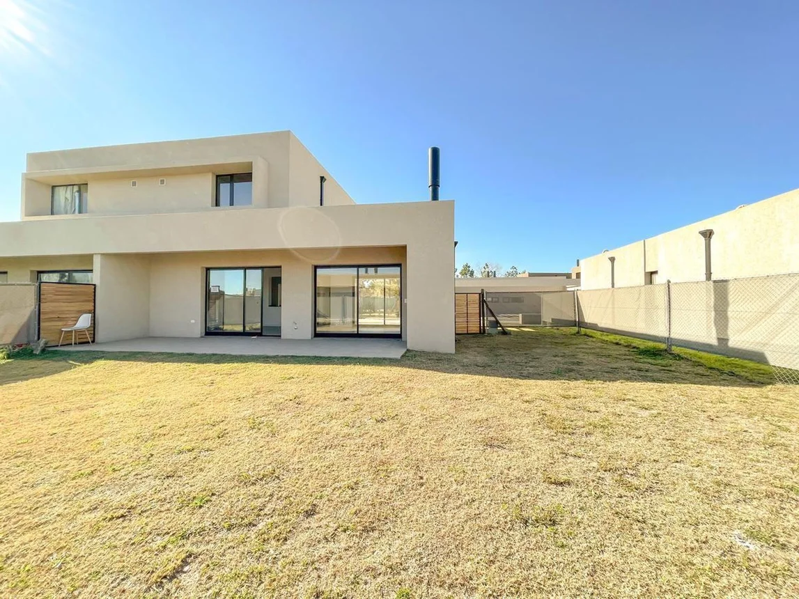 Casa de 4 ambientes en venta en Funes, Los Tizones 2900