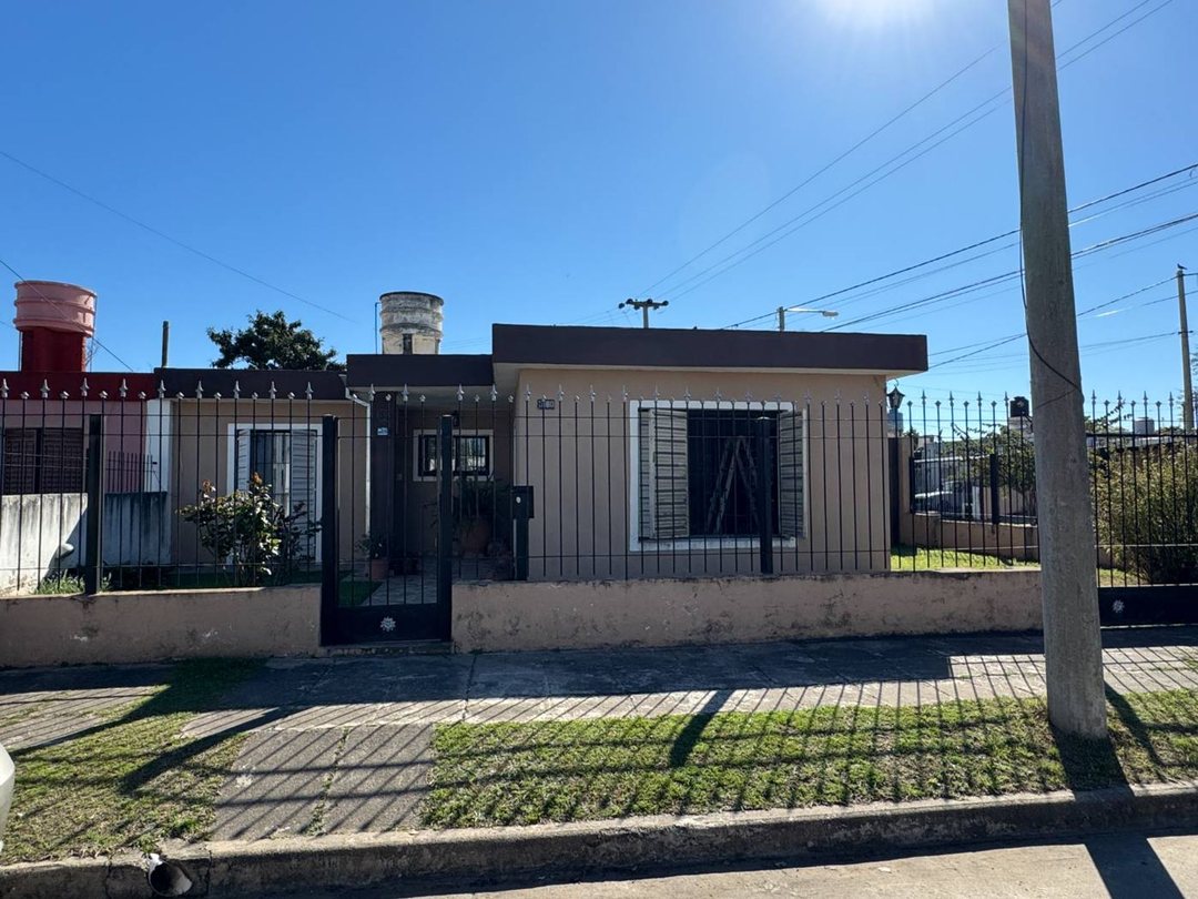 Venta Casa de 2 Dormitorios en Esquina MARQUEZ