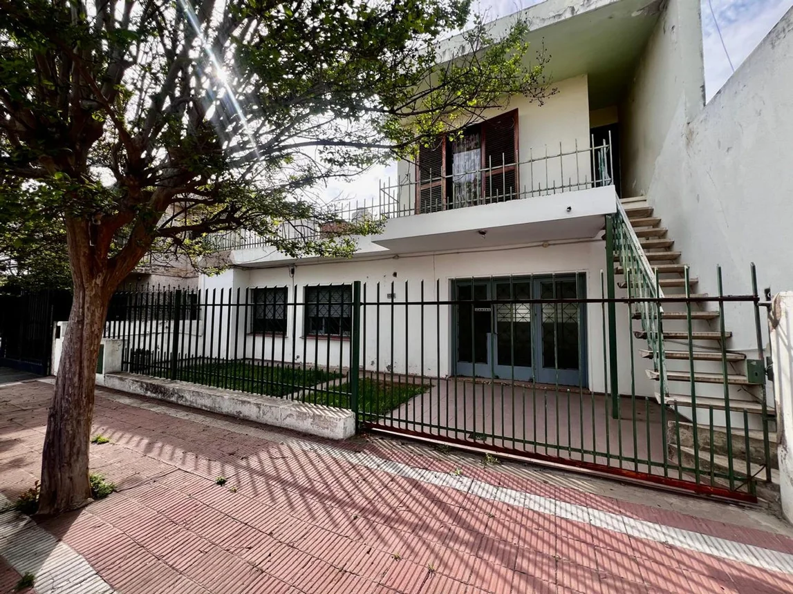 Casa de 6 ambientes en venta en Córdoba, Ginebra 2000