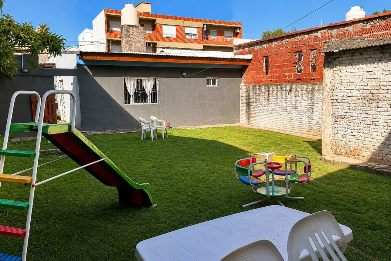 Casa de 4 ambientes en venta en Quilmes, Húsares 1800