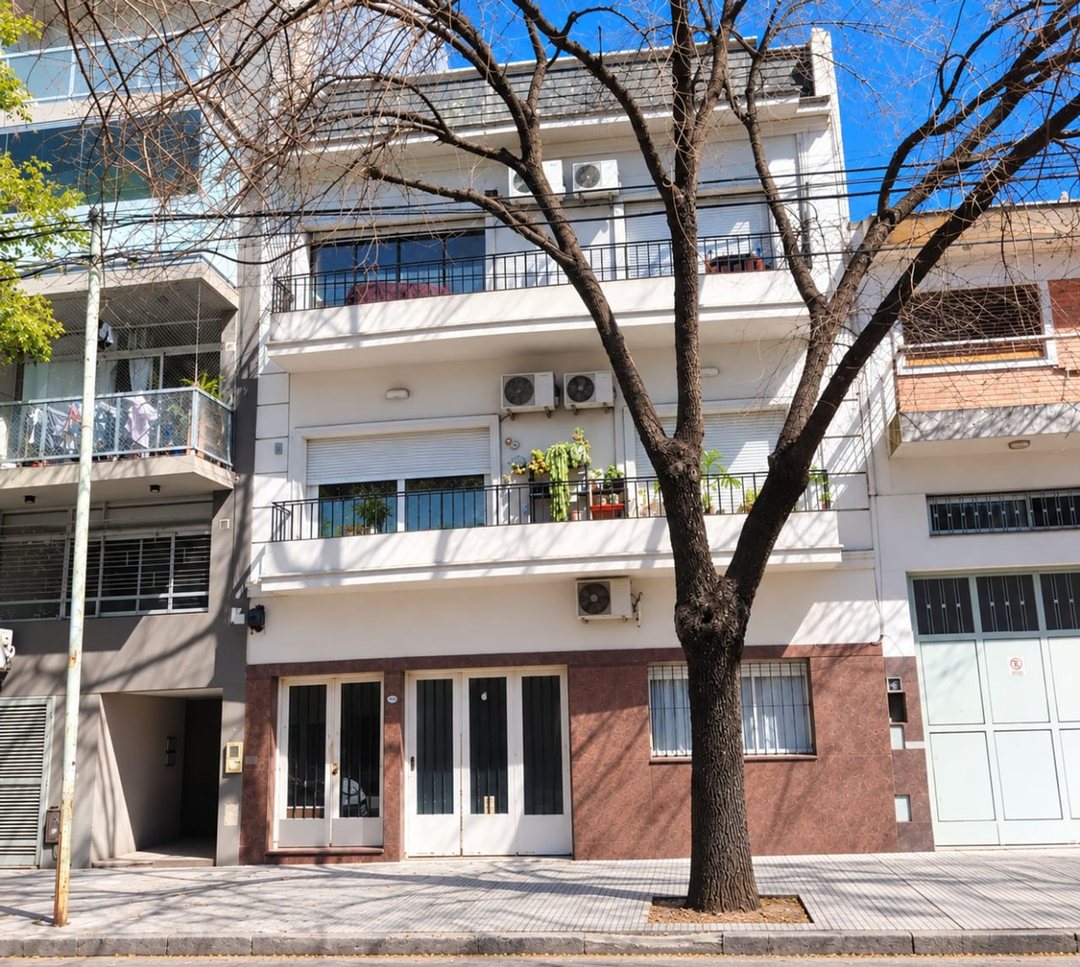VENTA PH 3 AMBIENTES MONTE CASTRO 2DO POR ESCALERA