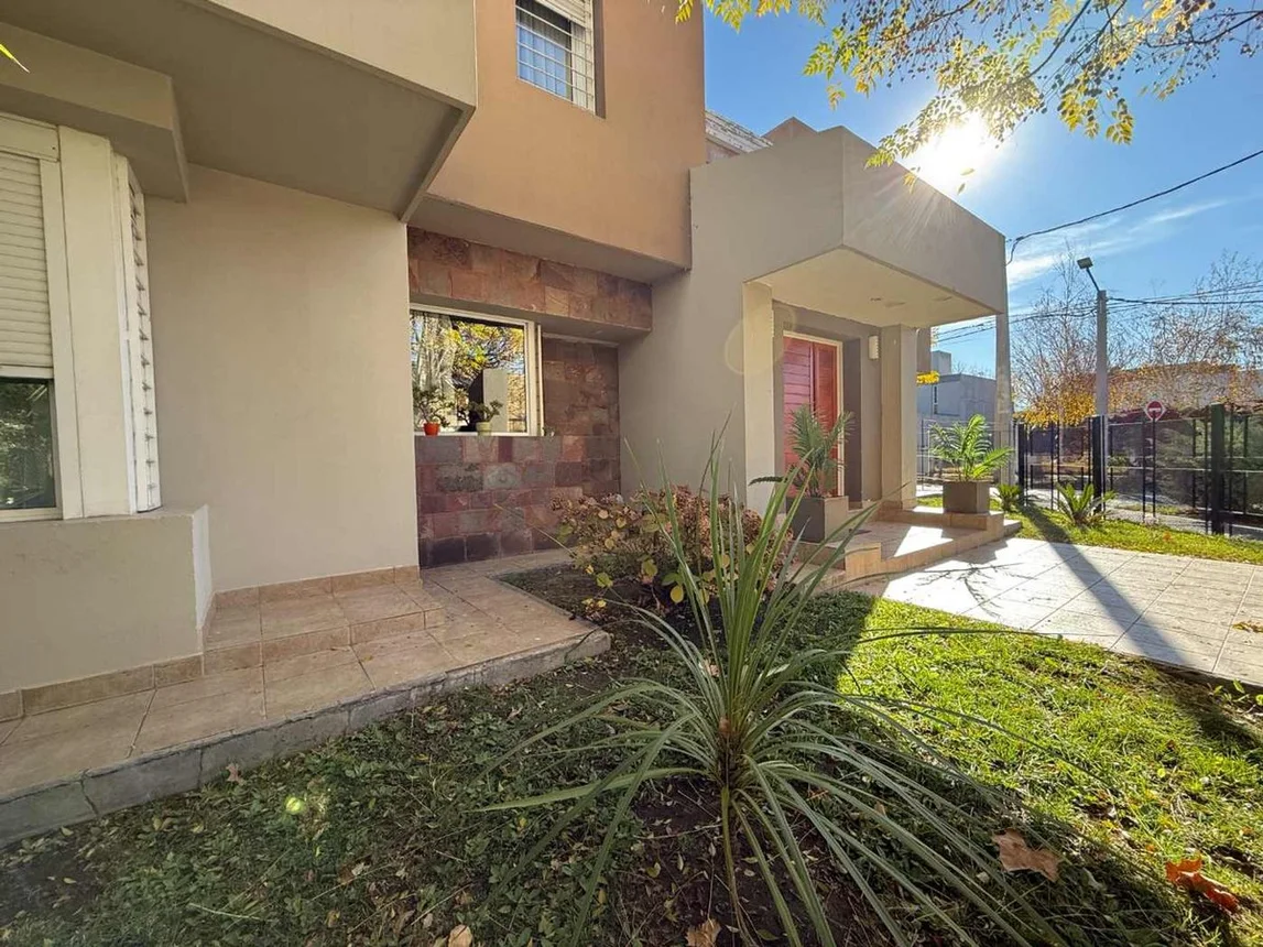 Casa de 12 ambientes en venta en Neuquén, La Pampa 1700, foto 2