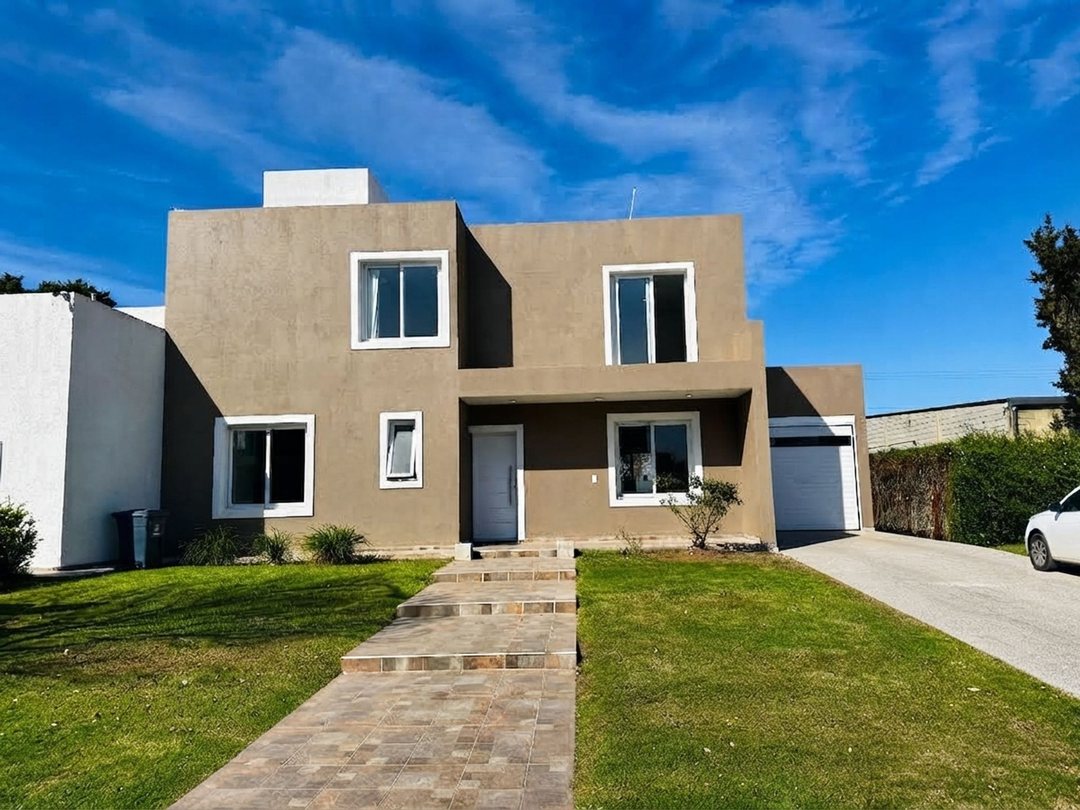 CASA EN VENTA 4 DORM CON PILETA, GALERÍA Y COCHERA