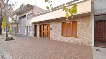 VENTA CASA  MULTIFAMILIAR EN ALBARIÑO 2162 CABA