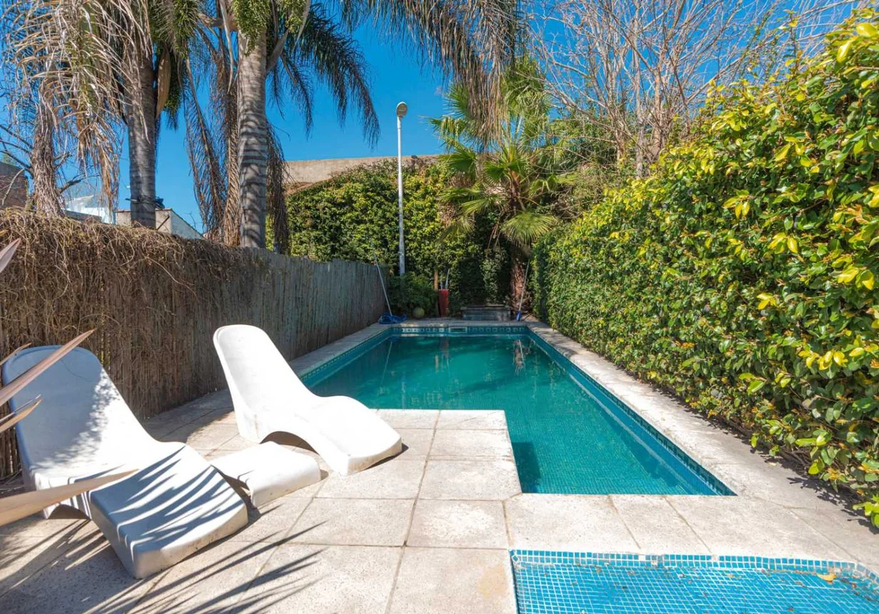 Casa tríplex en venta en Bernal Oeste, Rodríguez Peña 1100