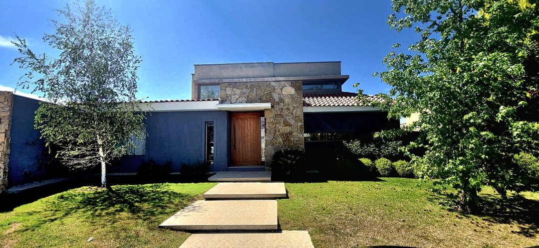 Casa Villa Atilia U$ 150.000 mas cuotas o Permutas