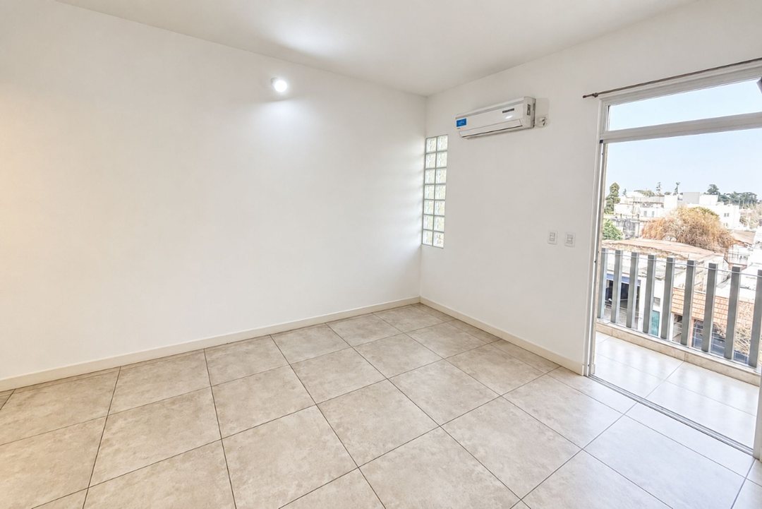 VENTA MONOAMBIENTE CON  COCHERA EN MORENO