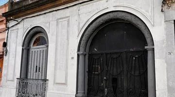 Inversionistas terreno con edificación a reciclar