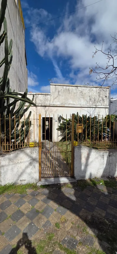 Casa de 4 ambientes en venta en Lanús Oeste, Tacuarí 500
