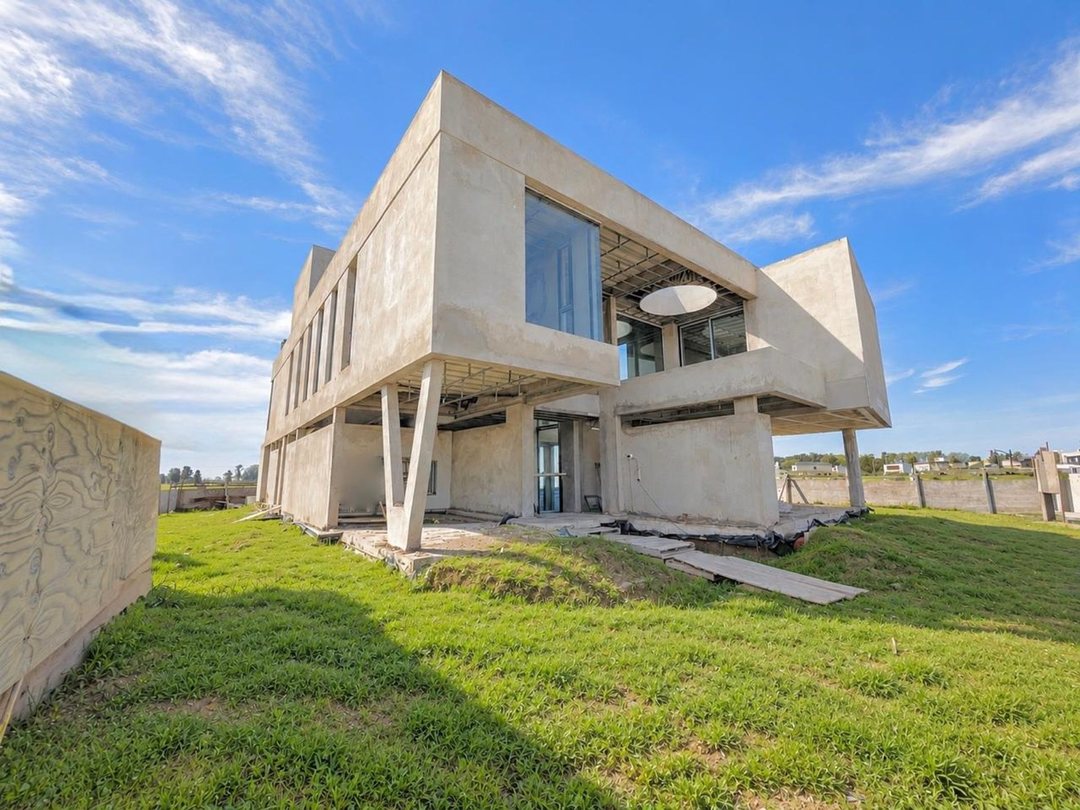CASA EN VENTA EN LA PROVIDENCIA FONDO AL AGUA