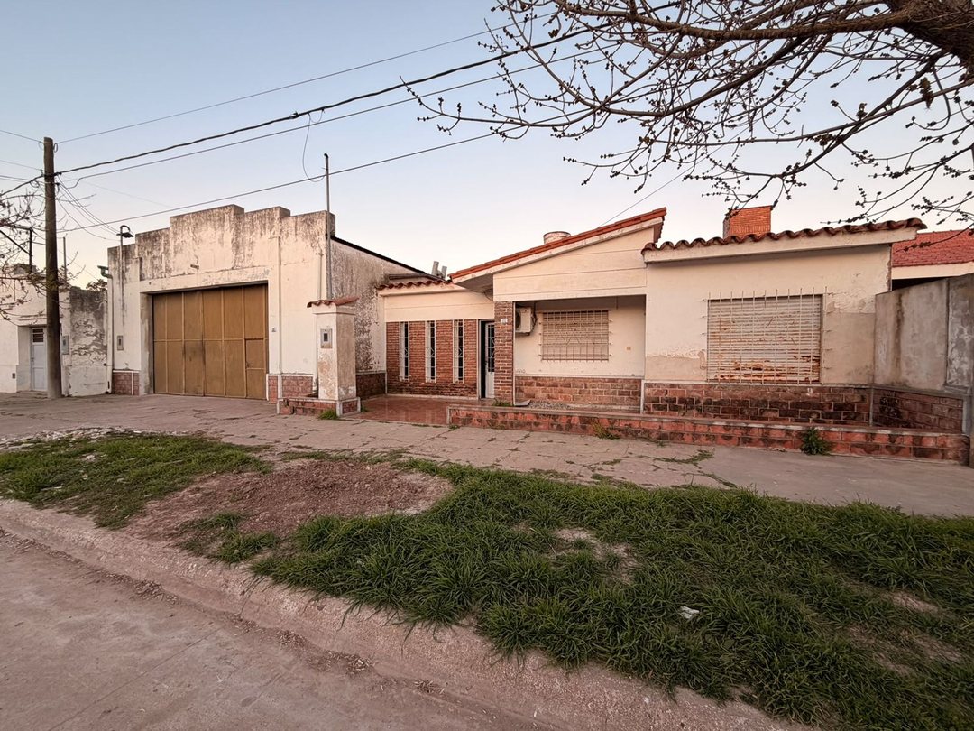 VENTA / CASA 3 DORM / GALPON 210 MT2 / ANGELICA