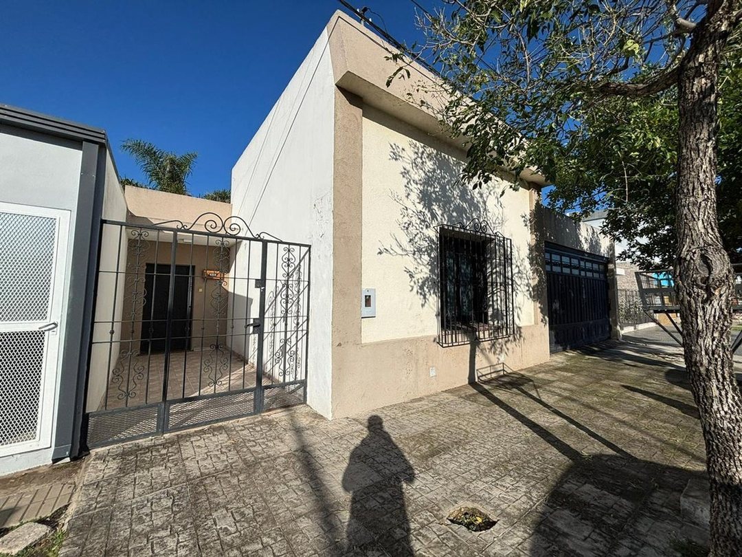 VENTA / CASA / 2 DORMITORIOS COCHERA / VILLA ROSAS