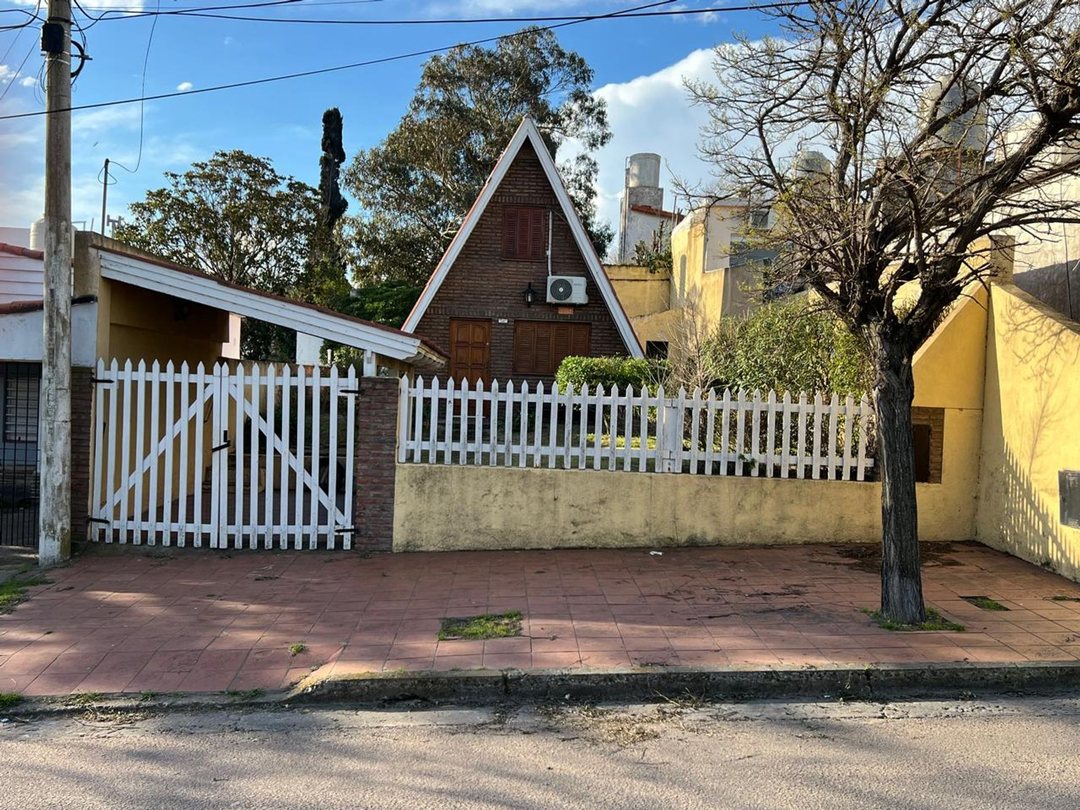VENTA CASA CON PATIO MONTE HERMOSO