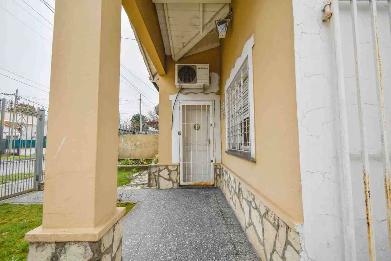 Casa de 4 ambientes en venta en Remedios de Escalada, Fray Jose Achaval 3300, foto 3