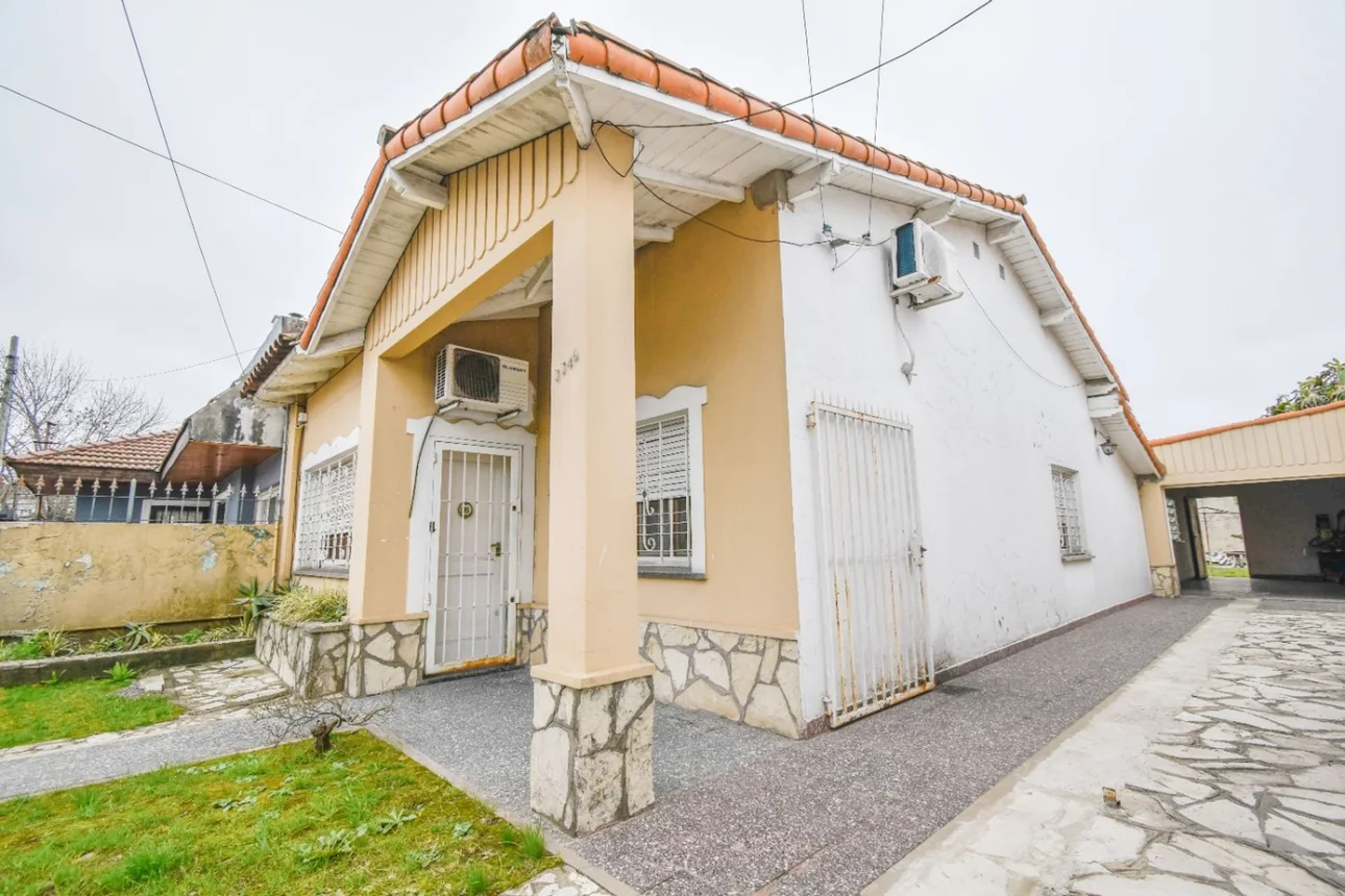 Casa de 4 ambientes en venta en Remedios de Escalada, Fray Jose Achaval 3300, foto 2