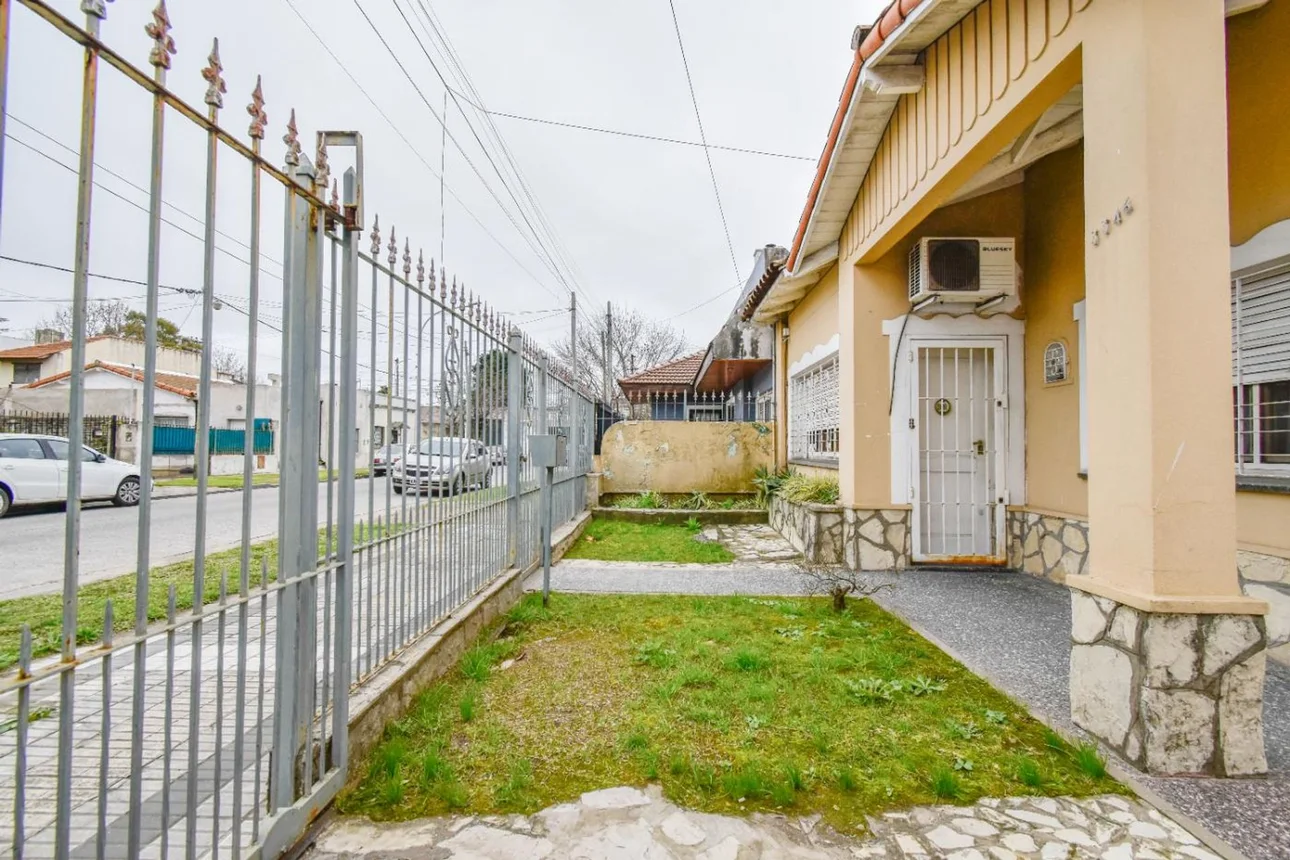 Casa de 4 ambientes en venta en Remedios de Escalada, Fray Jose Achaval 3300