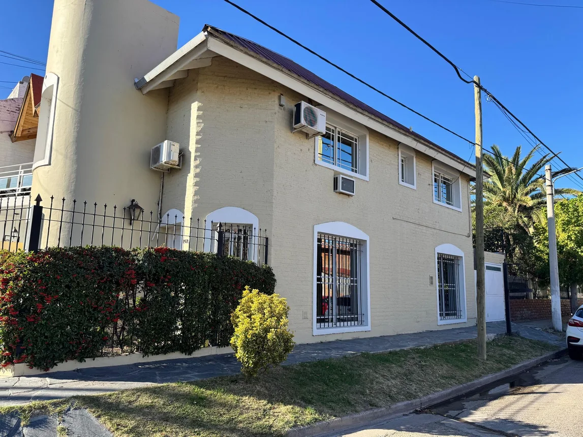 Casa dúplex de 3 ambientes en venta en Neuquén, Gravier 700