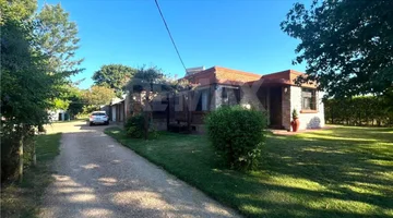 Chacra de 3 hectáreas con 4 construcciones y renta