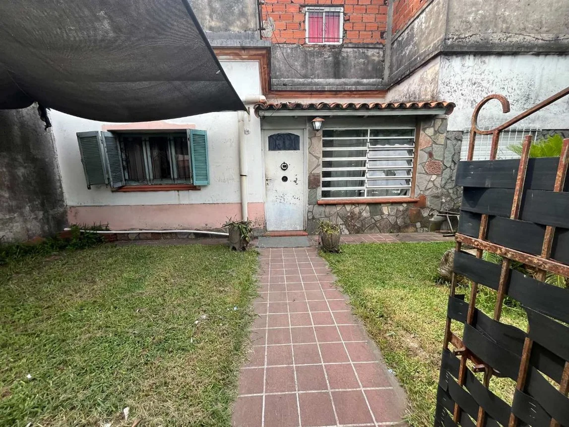 Casa de 4 ambientes en venta en El Palomar, Sargento Cabral 1800
