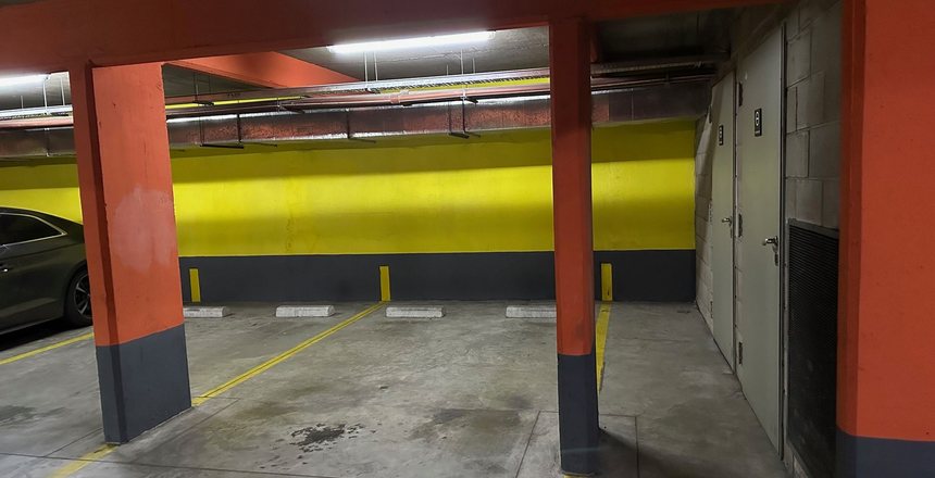 Venta cochera fija cubierta - seguridad 24 hrs.