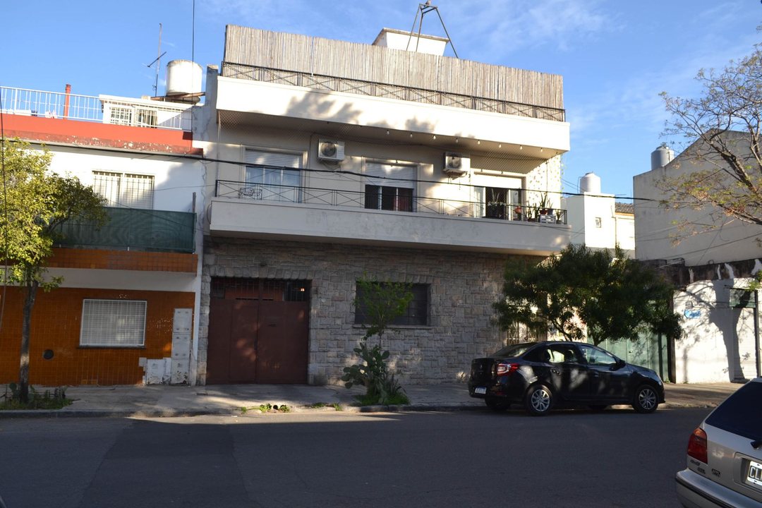 PROPIEDAD USO MIXTO VENTA DEPOSITO + 2 VIVIENDAS