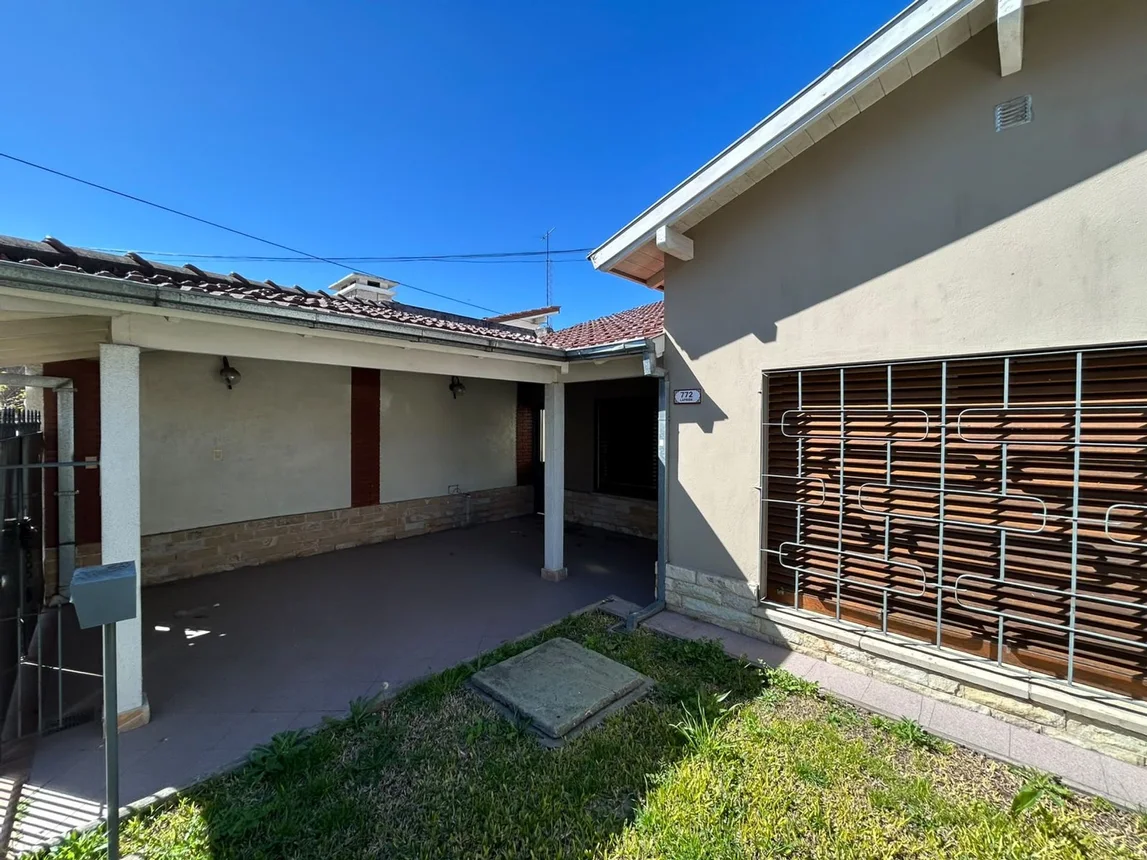 Casa de 3 ambientes en venta en Ituzaingó, Laprida 700