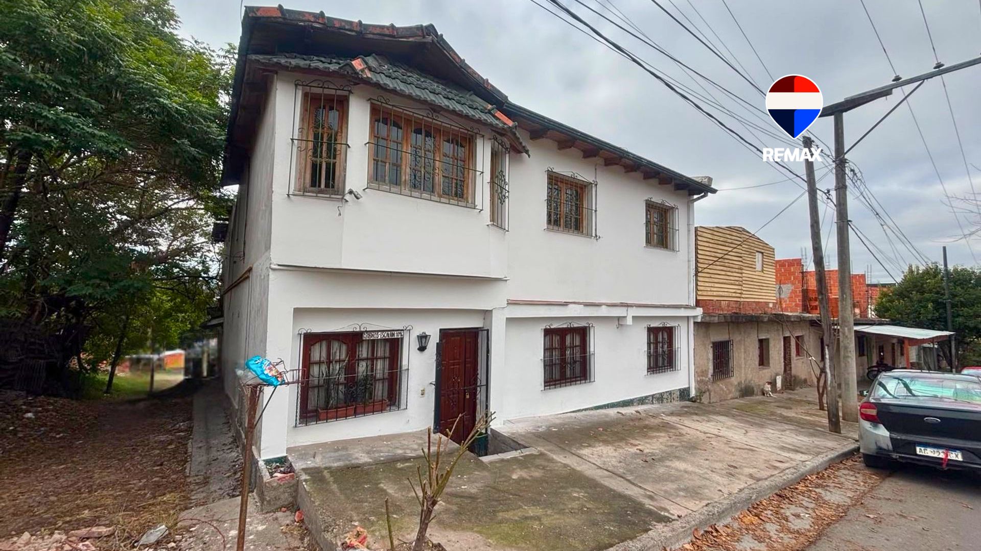 CASA EN VENTA CON 5 DEPARTAMENTOS ZONA OESTE - foto 1