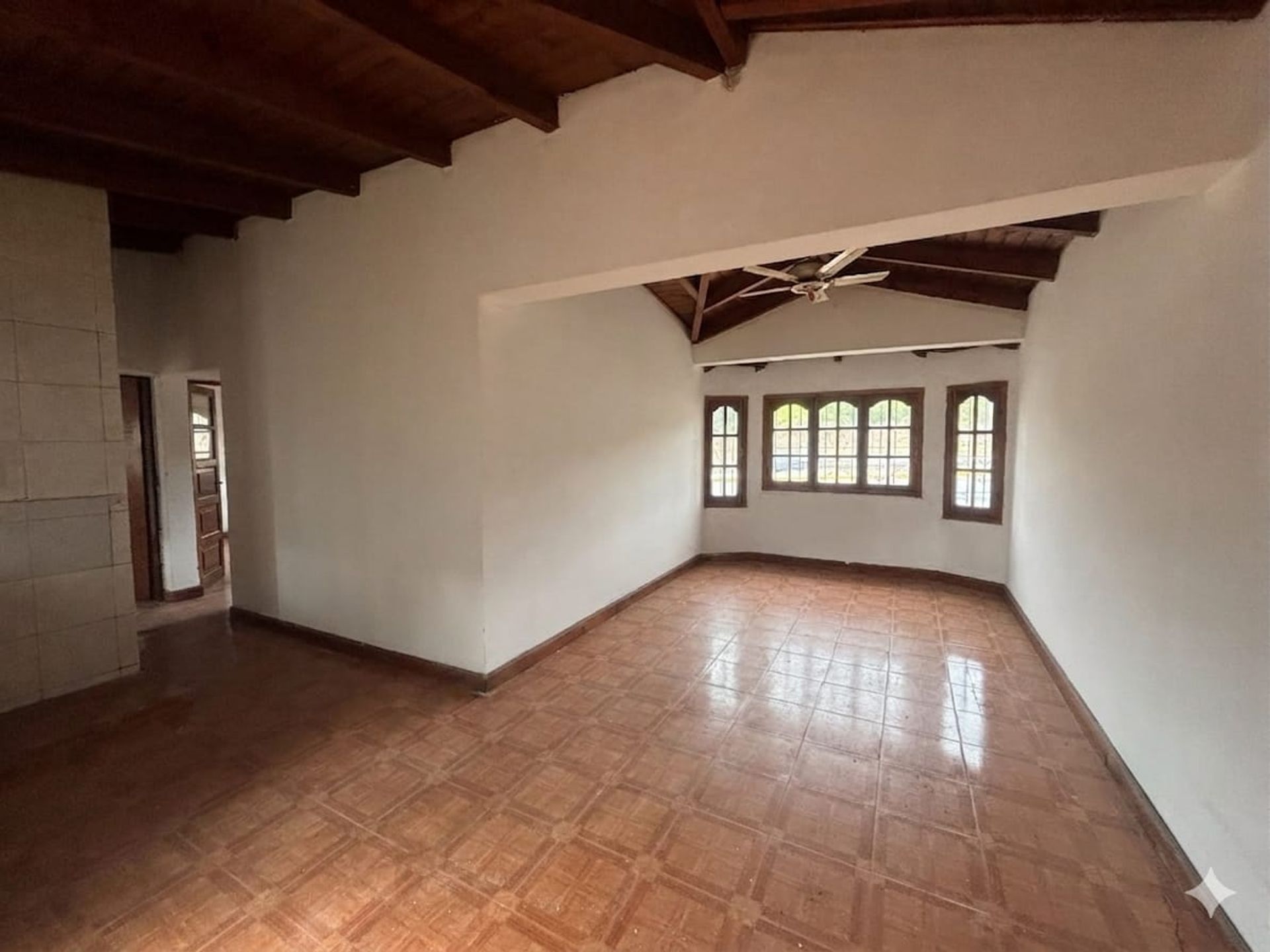 CASA EN VENTA CON 5 DEPARTAMENTOS - foto 2