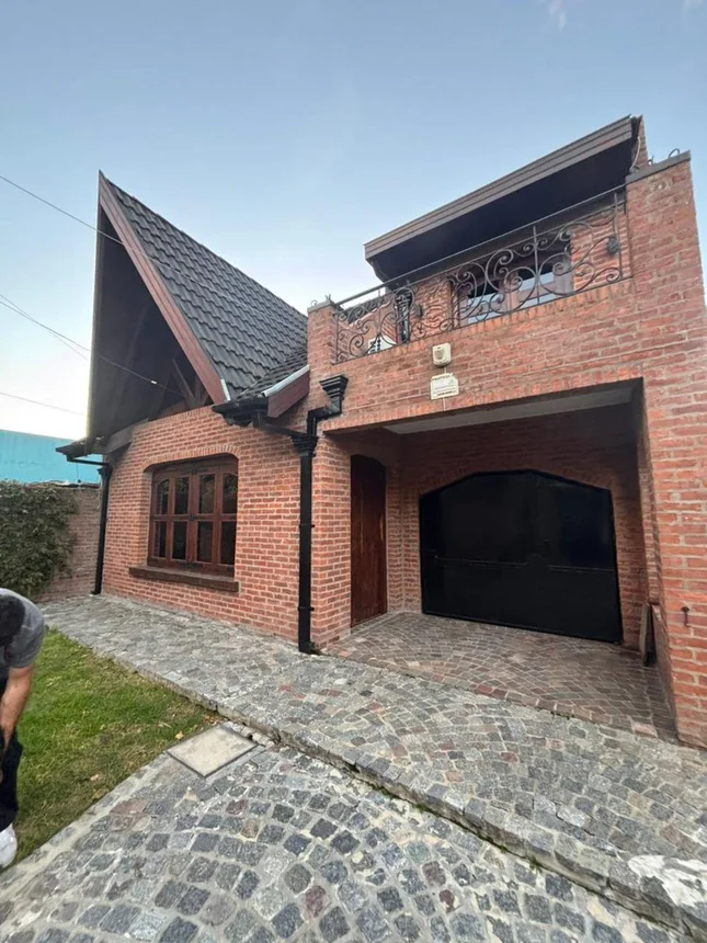 Casa de 5 ambientes en venta en José Mármol, Hipólito Bouchard 2600