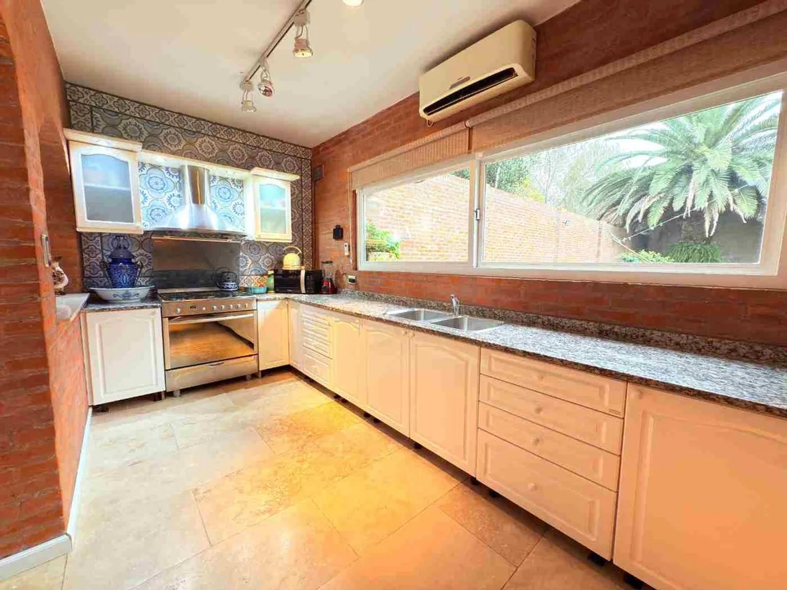 Casa de 5 ambientes en venta en José Mármol, Hipólito Bouchard 2600, foto 2