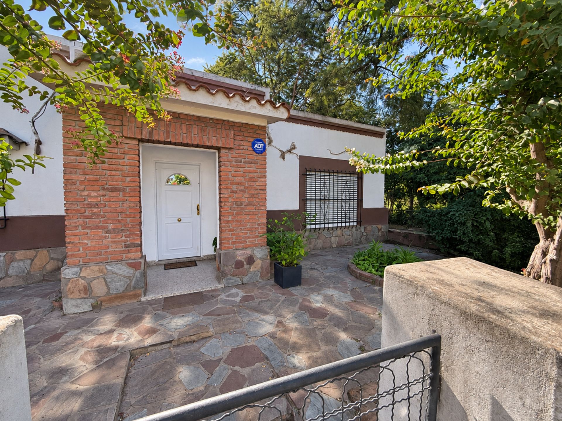 Casa con amplio terreno de 928,32 m²