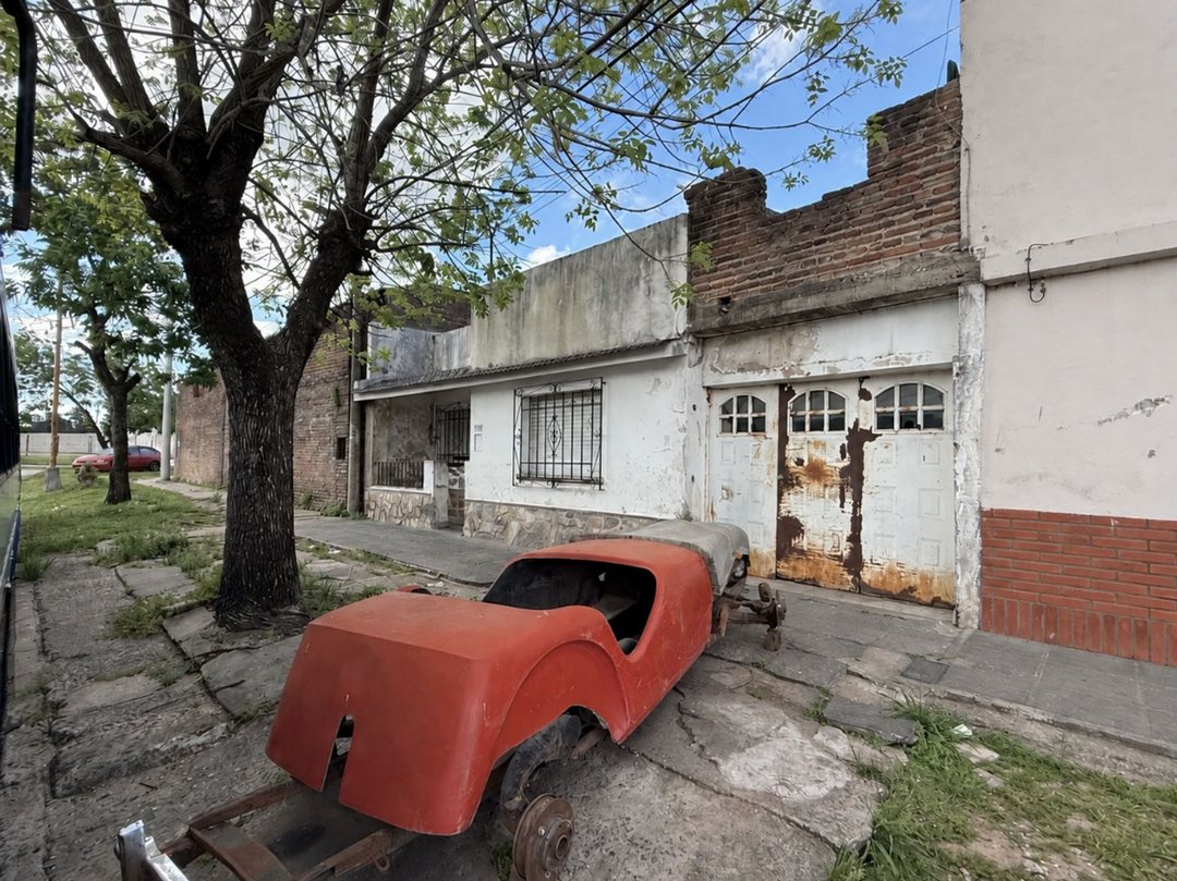 CASA DOS DORMIS Y COCHERA BARRIO CENTENARIO