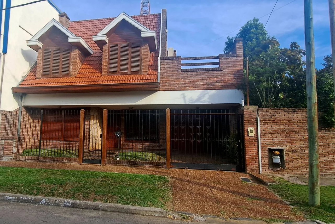 Casa de 4 ambientes en venta en Bernal Oeste, Liniers 800