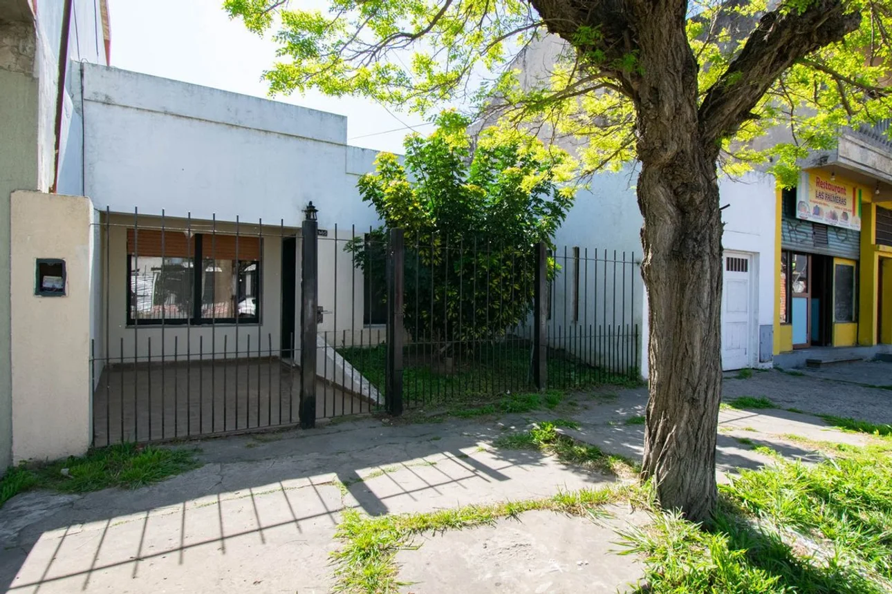 Casa de 4 ambientes en venta en Tolosa, 527 Entre 19 y 20 2400
