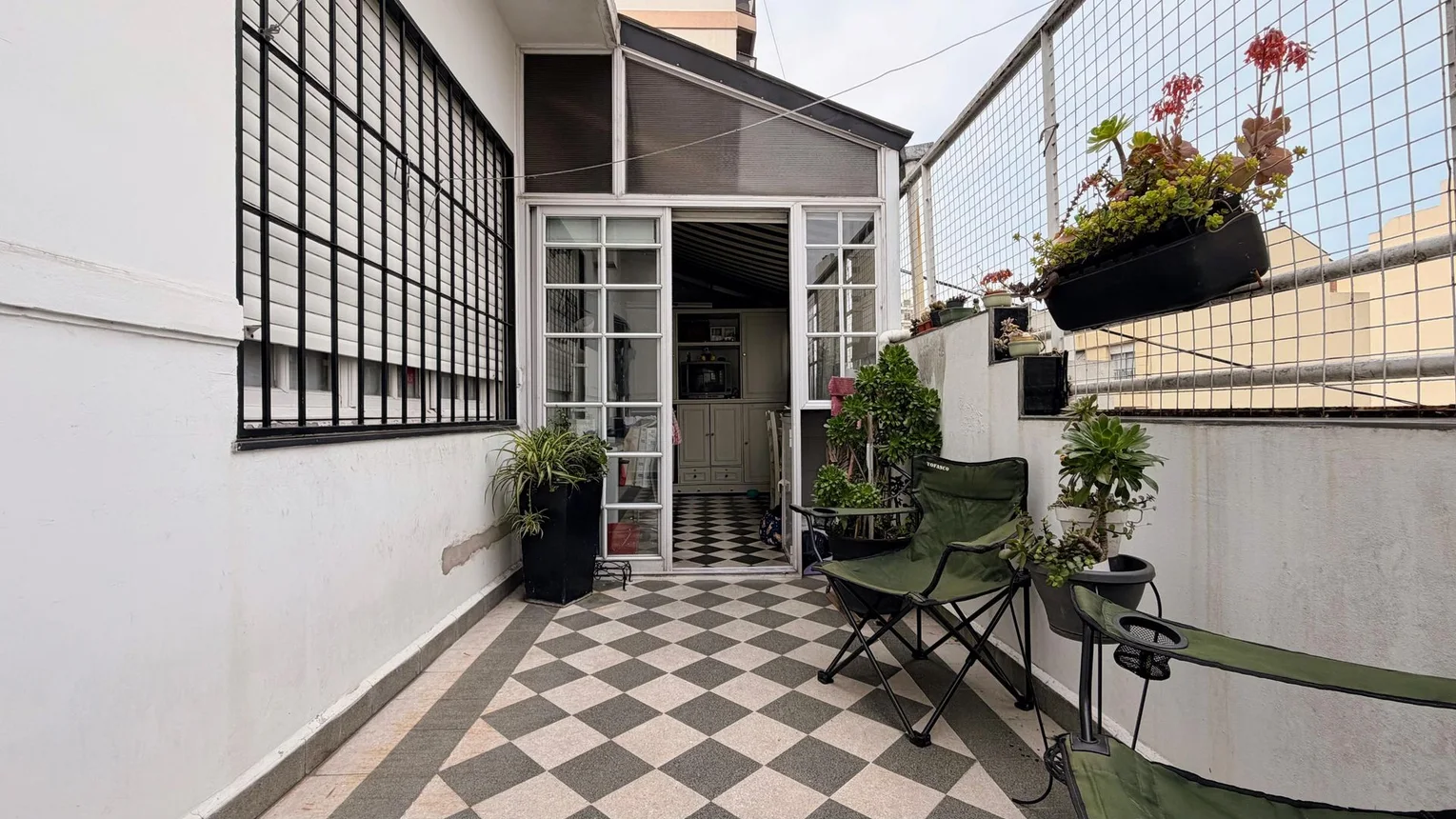 Venta piso 3 amb con dependencia y patio, foto 1