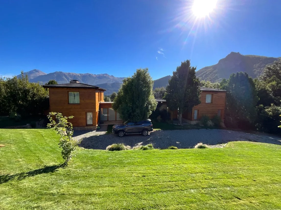 Casa de 6 ambientes en venta en San Carlos de Bariloche, Arelauquen Casa Q 0, foto 2