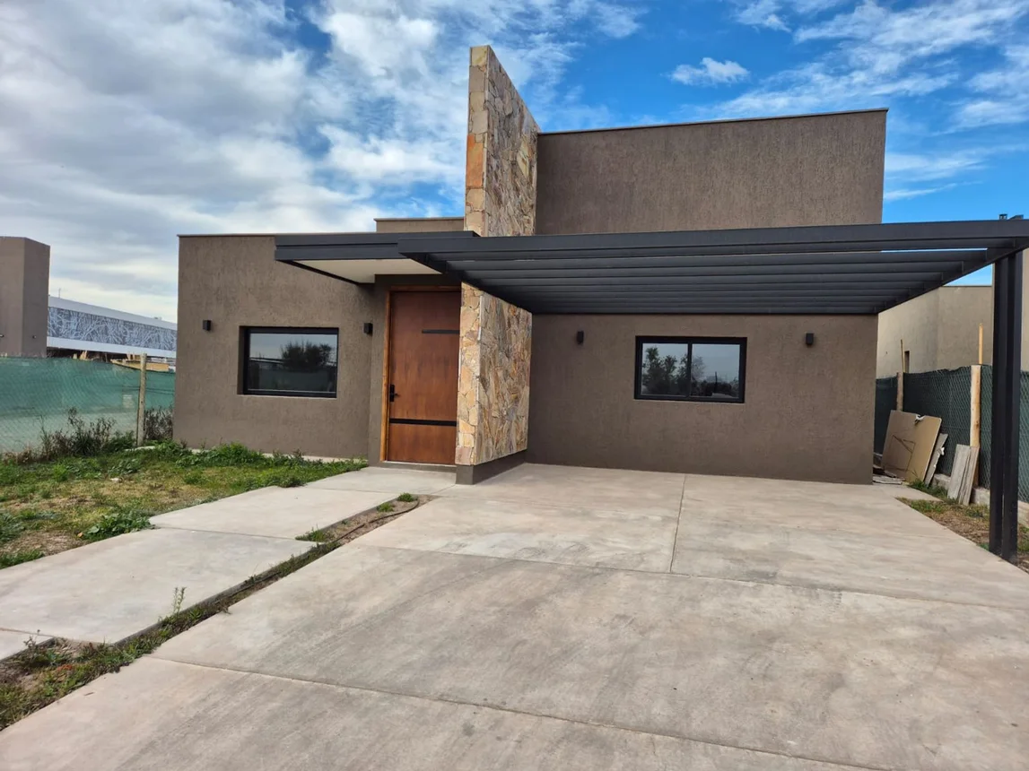 Casa de 5 ambientes en venta en Luján de Cuyo, Acceso Sur - Lateral Oeste 100, foto 2