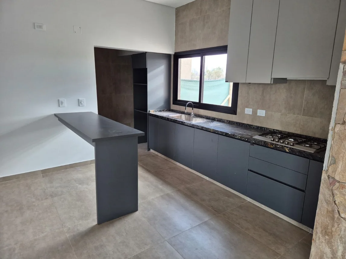 Casa de 5 ambientes en venta en Luján de Cuyo, Acceso Sur - Lateral Oeste 100, foto 4