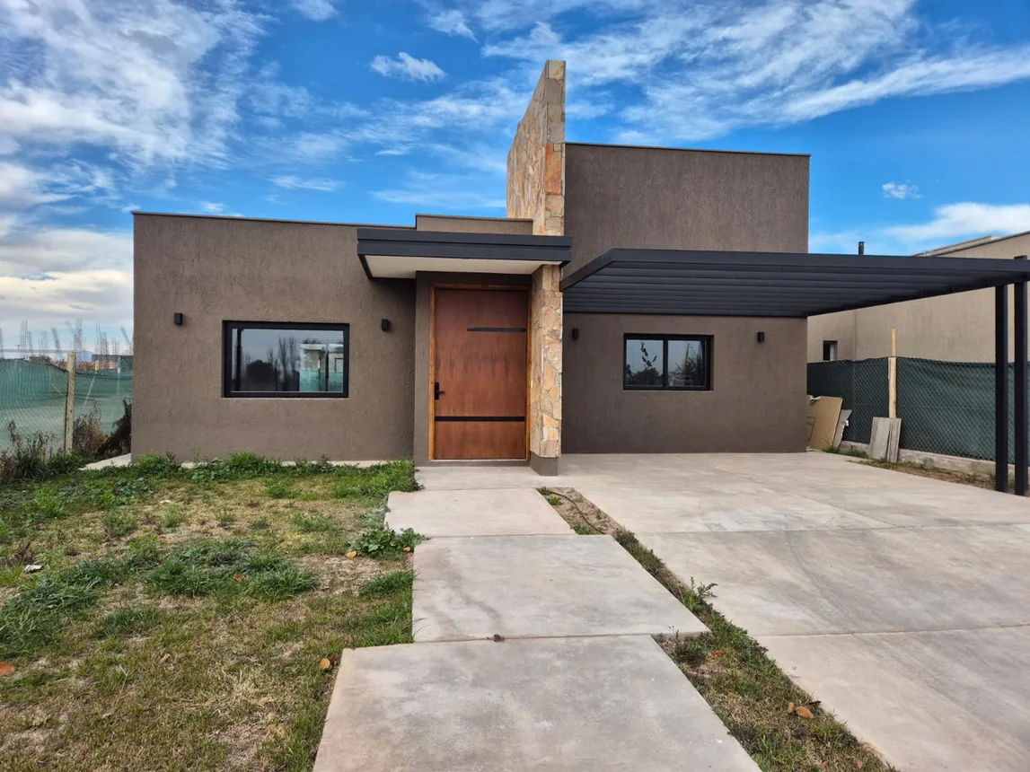 Casa de 5 ambientes en venta en Luján de Cuyo, Acceso Sur - Lateral Oeste 100