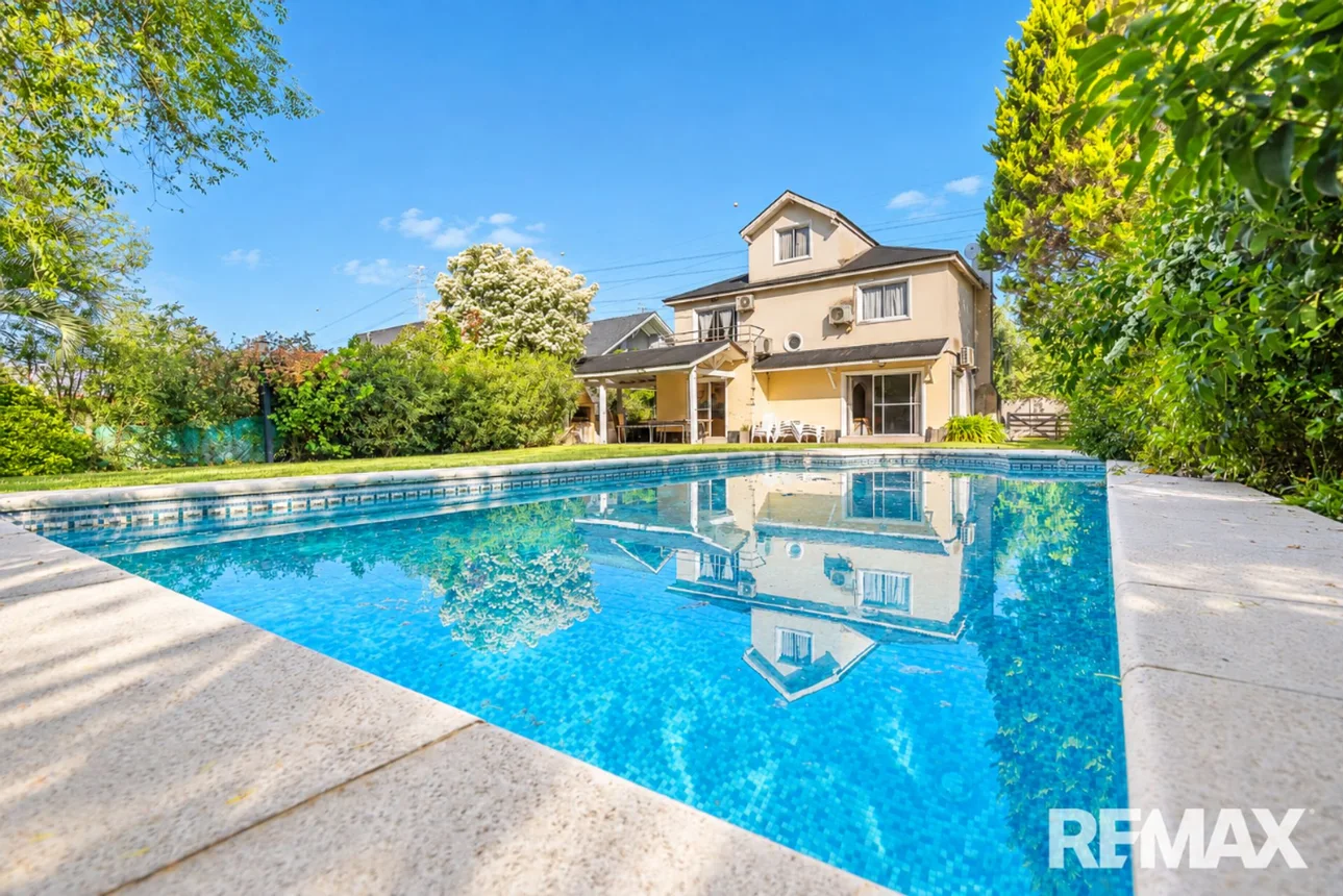 Casa de 5 ambientes en venta en Villa Rosa, Los Manzanos 2300