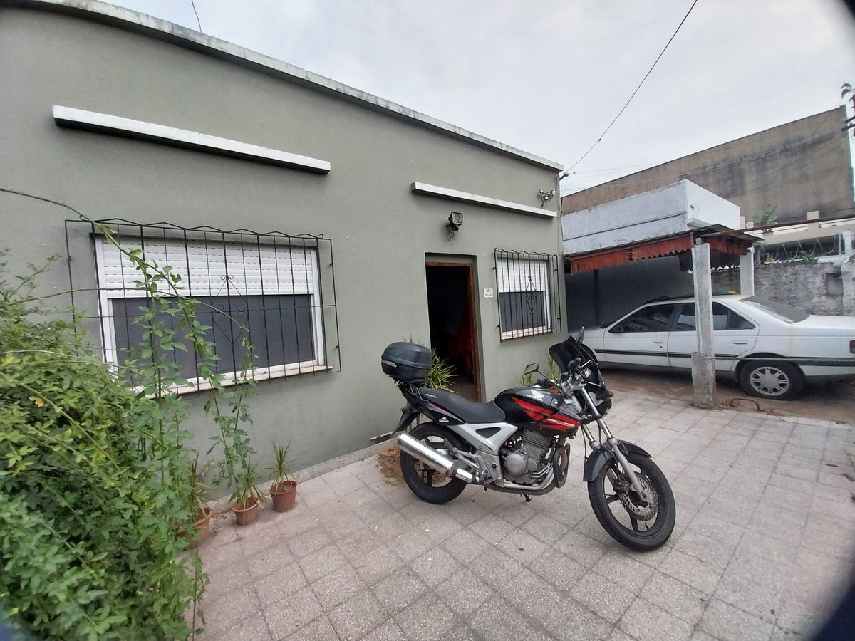VENTA CASA 3 AMBIENTES CON PATIO - QUILMES OESTE