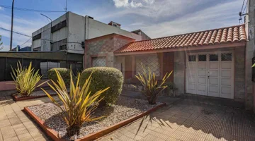 Venta casa 2 dorm o 3, 2 baños. Brazo Oriental