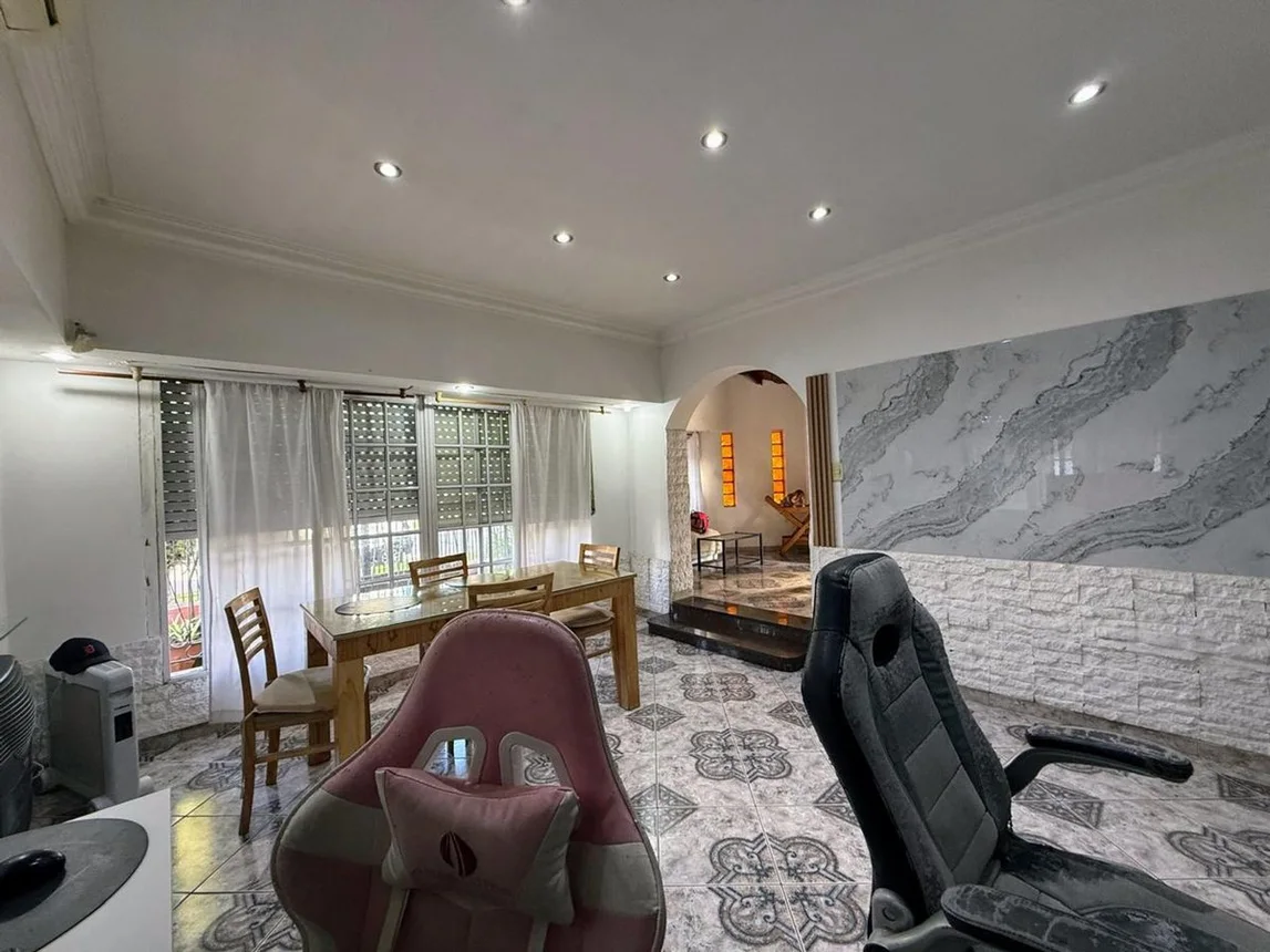 Casa en venta en Villa Luzuriaga, foto 2