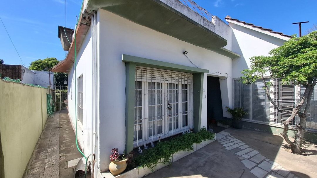 CASA 3 AMBIENTES CON GRAN FONDO COCHERA Y TERRAZA