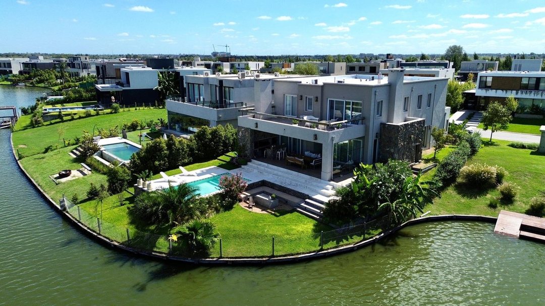 CASA A LAGUNA EN VENTA BARRIO CARPINCHOS NORDELTA