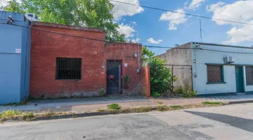 Venta terreno céntrico con casa a reciclar, Pando.